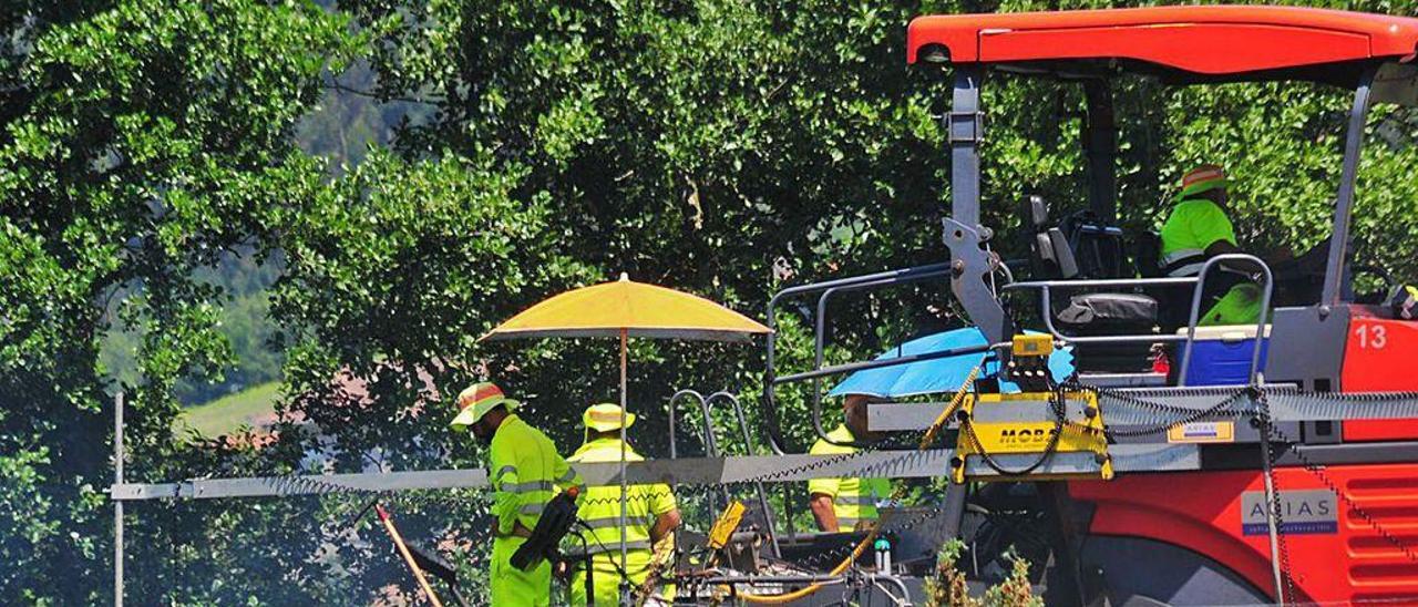 Vallas de desvío del tráfico en la autovía de O Salnés mientras se ejecutan las obras de asfaltado del tramo Curro-Meis.