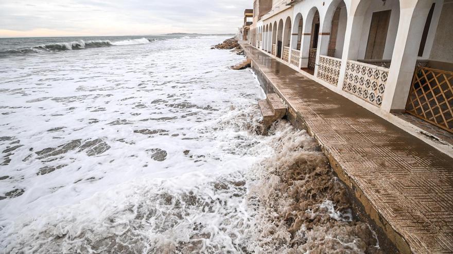 El mar engulle la playa de El Pinet en La Marina por la borrasca Harry
