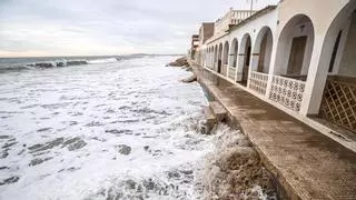 El mar engulle la playa de El Pinet en La Marina por la borrasca Harry