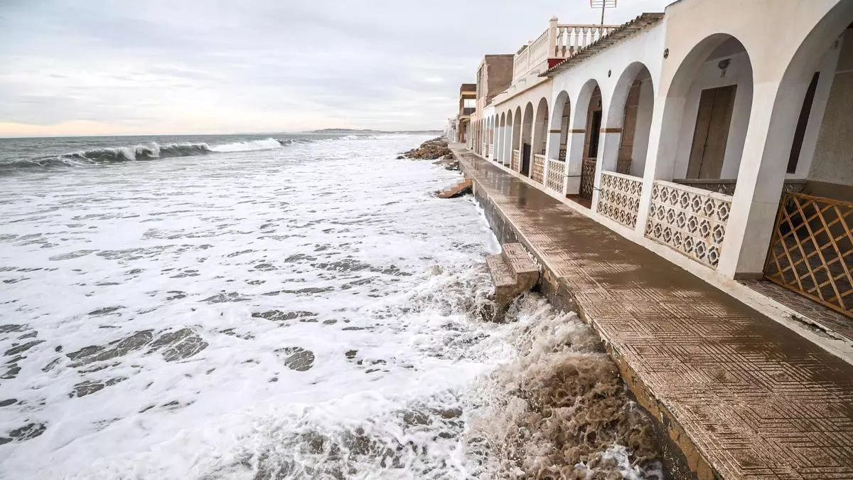 El mar engulle la playa de El Pinet en La Marina por la borrasca Harry
