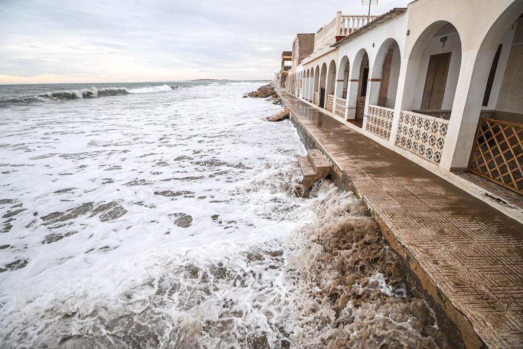 El mar engulle la playa de El Pinet en La Marina por la borrasca Harry