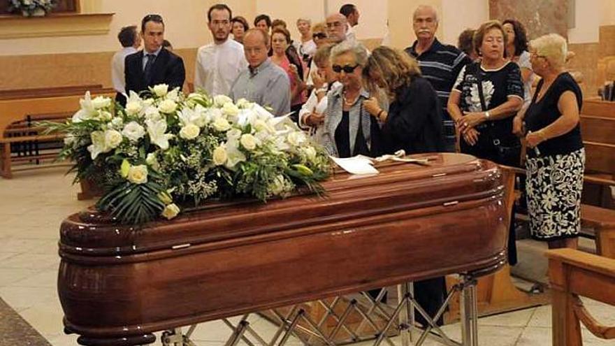 El médico Luis Rivera recibe sepultura en una emotiva despedida en su pueblo natal