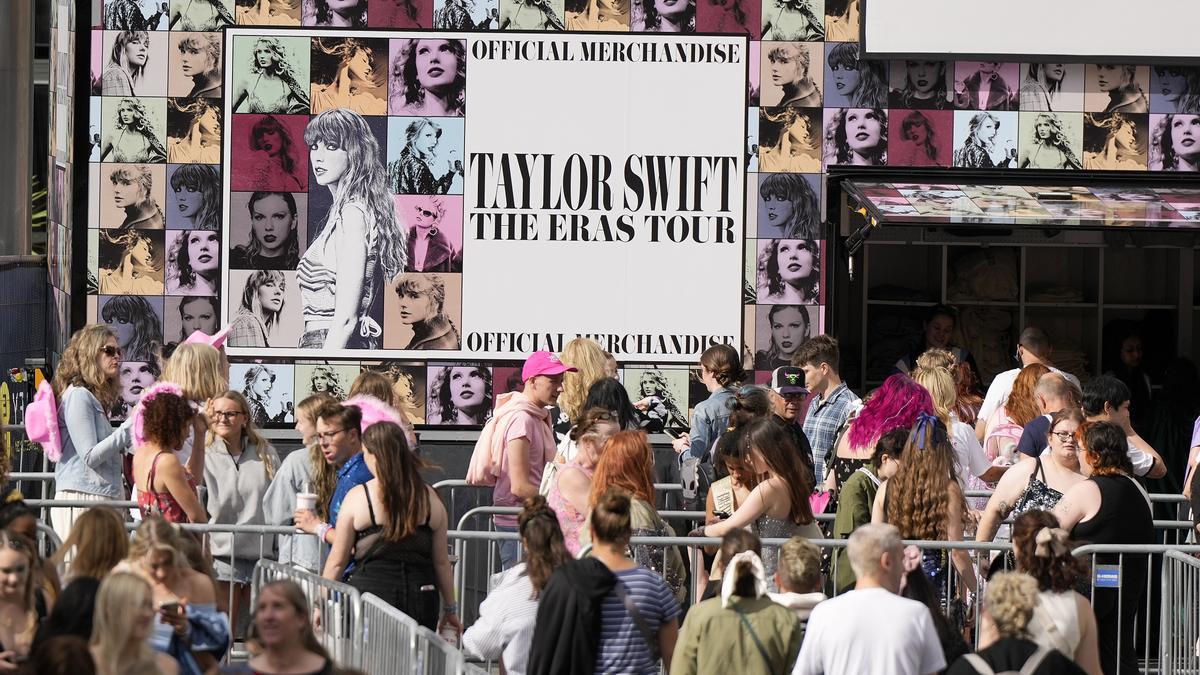 Fans de Taylor Swift llegan al estadio Wembley de Londres para el primero de sus cinco conciertos en la ciudad