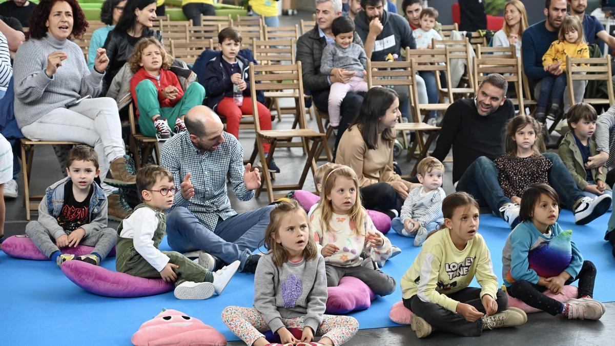 Asistentes, ayer, a uno de los espectáculos que celebró el Salón.