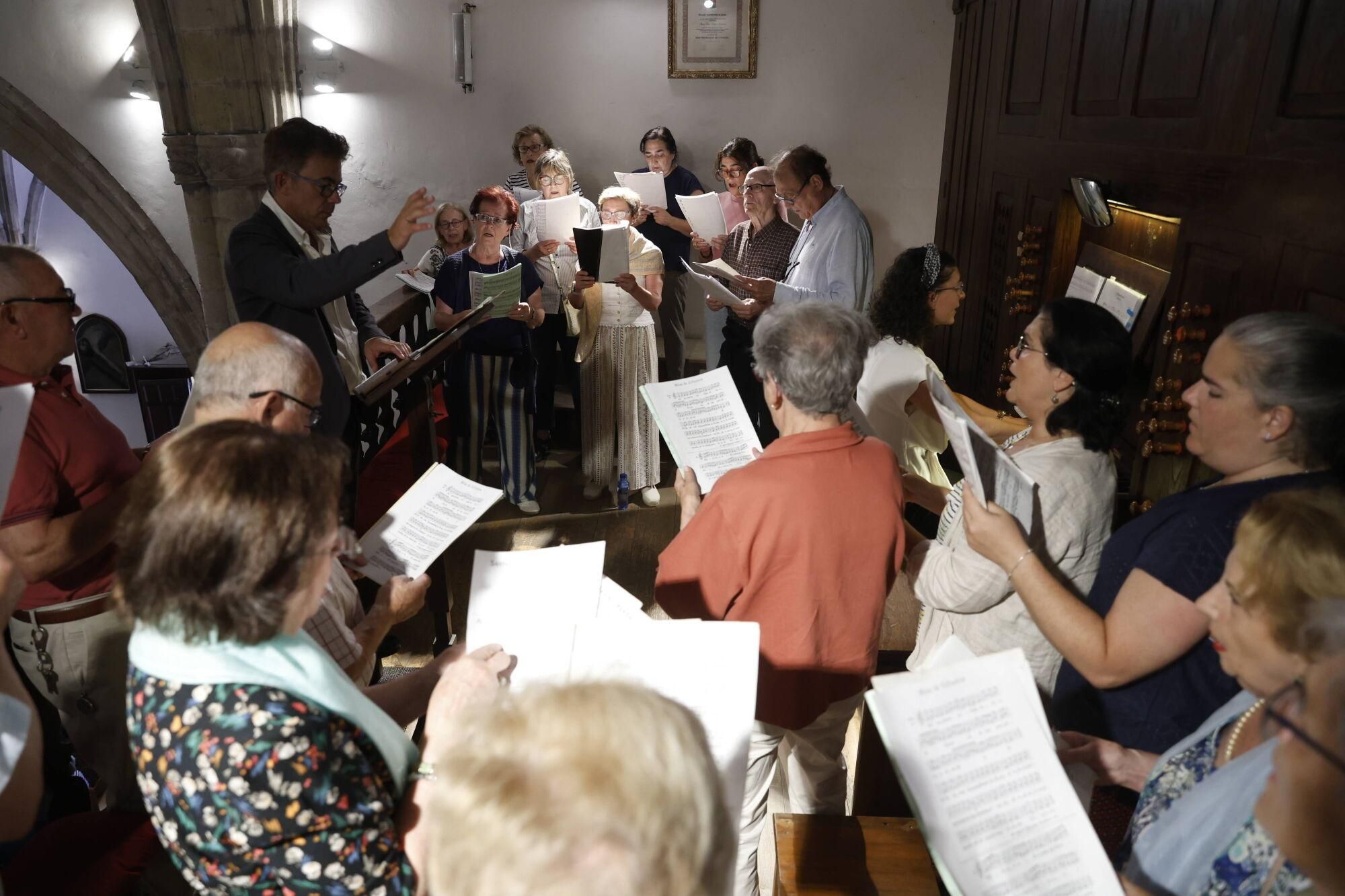Las imágenes del funeral de Antonio Trevín en la basílica de Llanes.