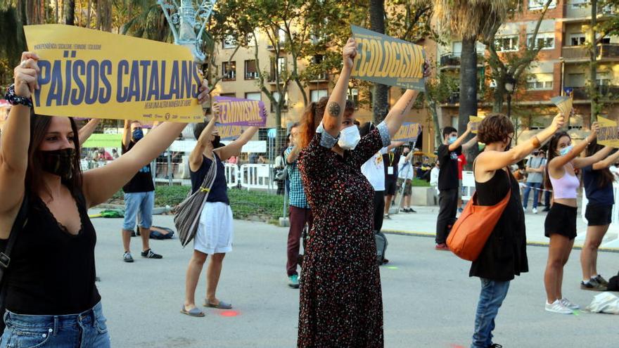 Imatge recurs de la concentració de l&#039;esquerra independentista amb la diputada de la CUP al Parlament Maria Sirvent i l&#039;exdiputada i exregidora Eulàlia Reguant, l&#039;11-9-20