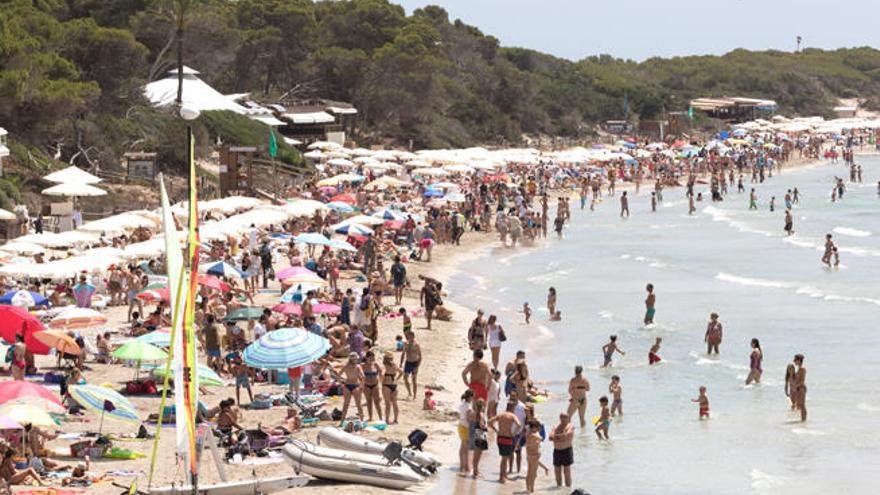 La playa de ses Salines abarrotada de bañistas.