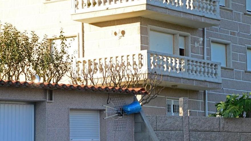 La vivienda que tiene la radio conectada a un altavoz, contra la casa del vecino, en Domaio.