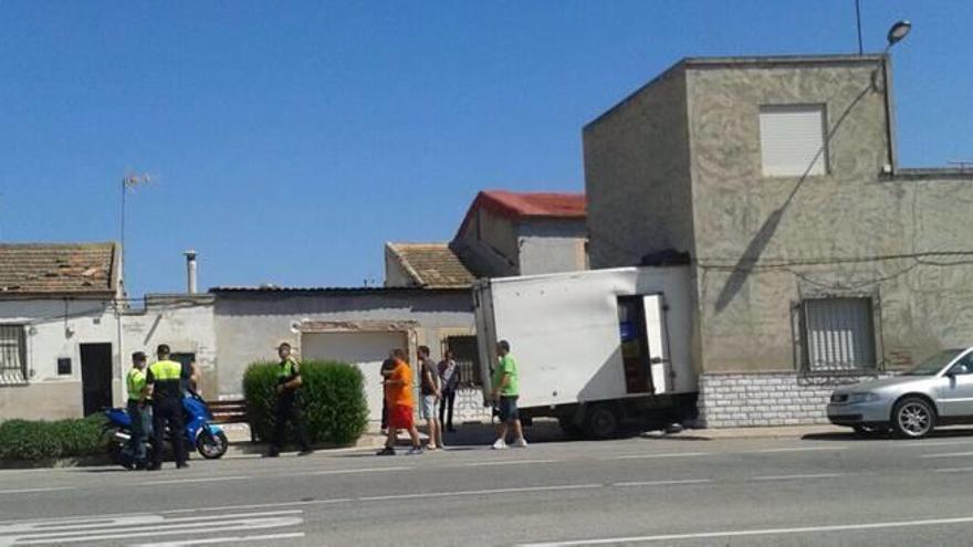 Un furgoneta se empotra contra una casa en Callosa de Segura