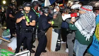 La policía retira las barricadas y detiene a decenas de estudiantes propalestinos en UCLA