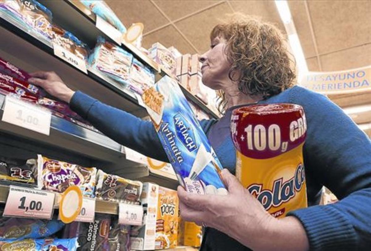 Una dona compra Cola Cao i galetes Artiach, de Nutrexpa, en un supermercat. Una dona compra Cola Cao i galetes Artiach, de Nutrexpa, en un supermercat.