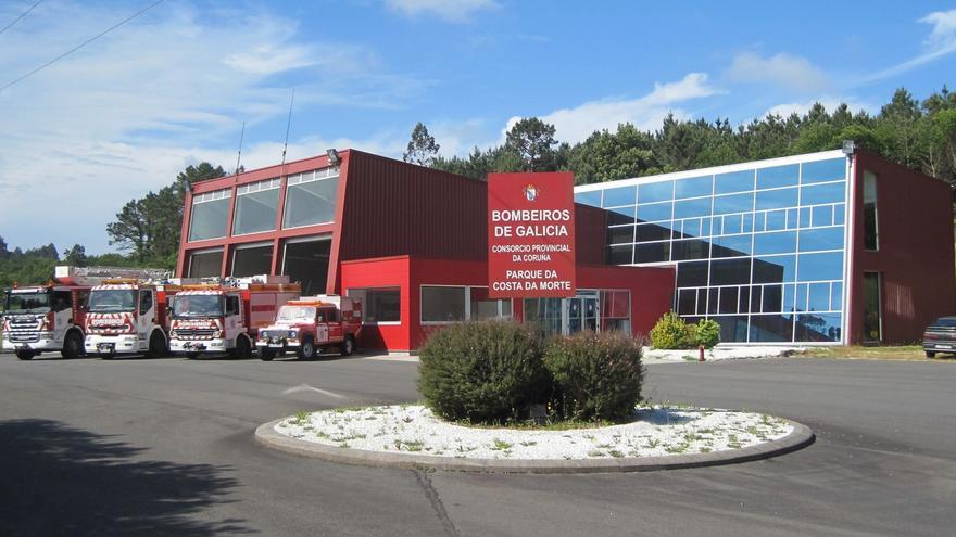 Una mujer herida leve tras una salida de vía en Muxía