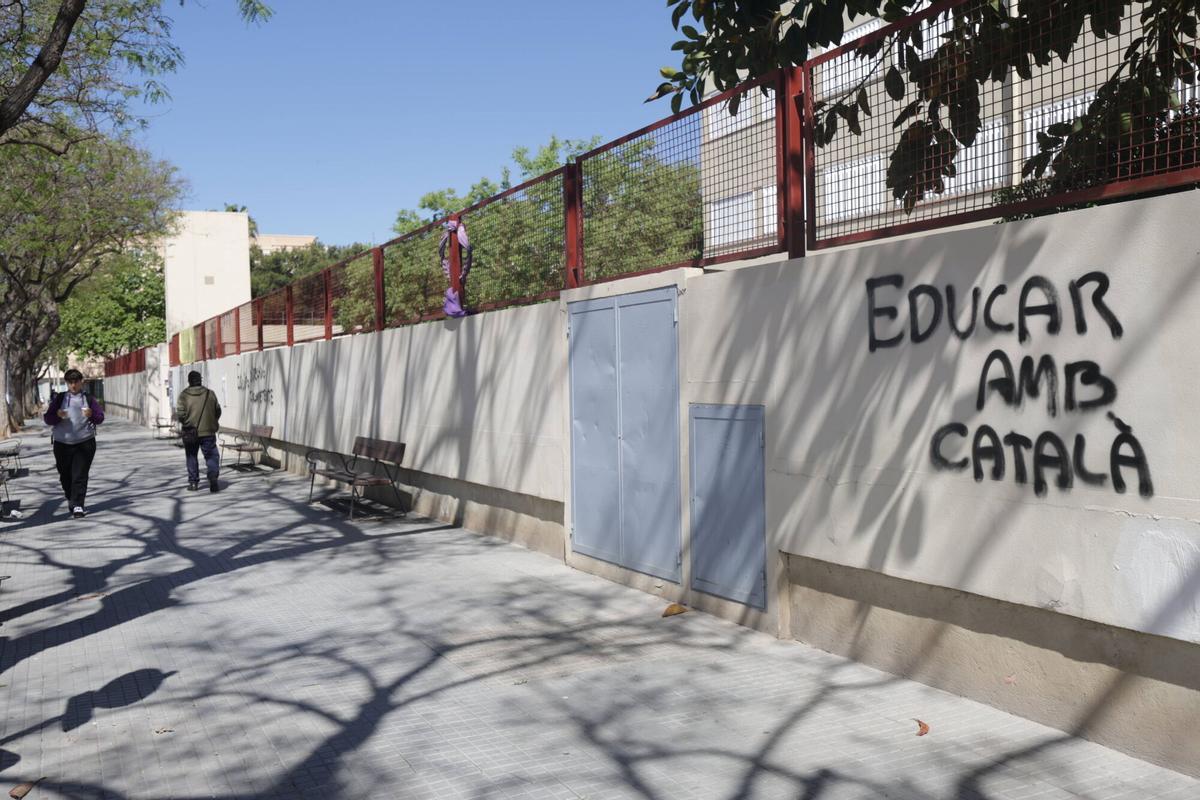 Aparecen nuevas pintadas contra la dirección del colegio público del Molinar