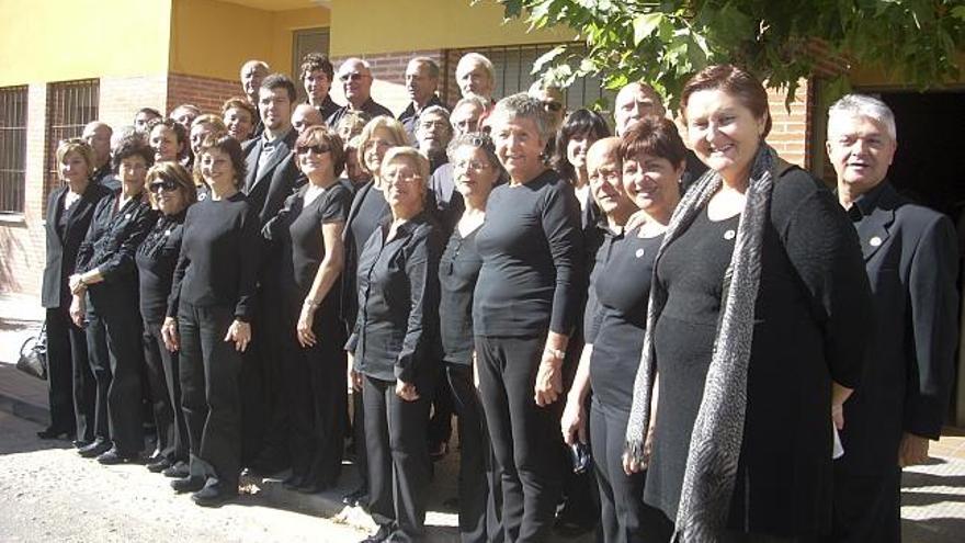 Miembros del Coro «Ciutat de Burjassot» de Valencia, ayer en El Piñero.