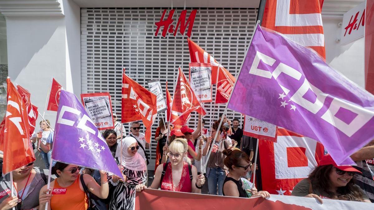 Protesta de trabajadoras de H&amp;M frente a una de las tiendas de la firma en Madrid.