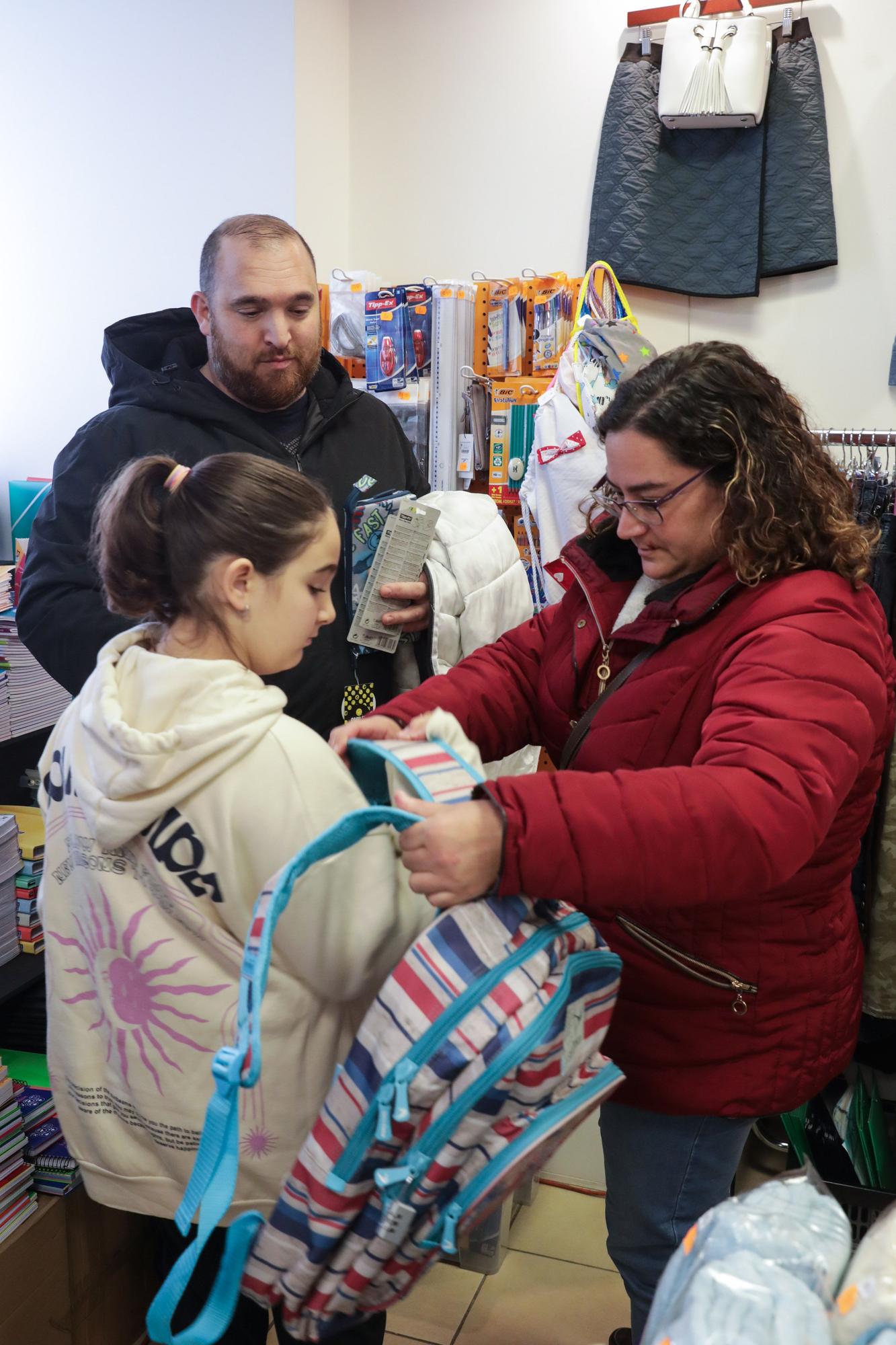 En imágenes: El Mercadillo navideño a favor de la asociación ELA Principado empieza con largas colas