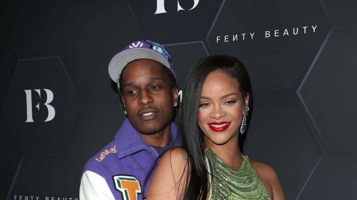 Rihanna embarazada y ASAP Rocky posan juntos en un photocall