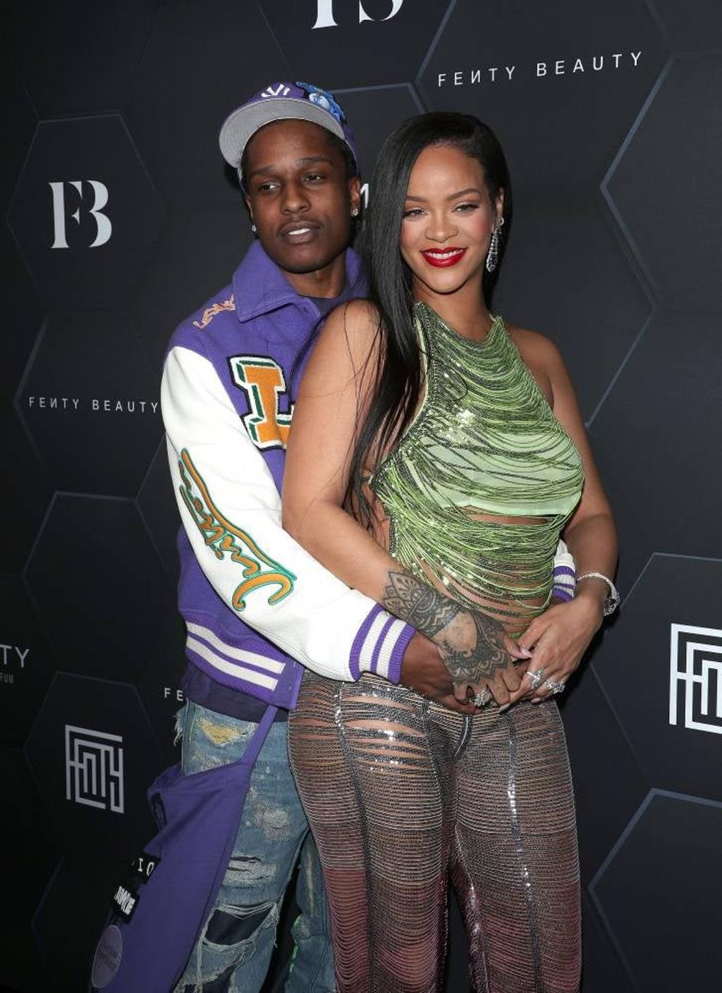 Rihanna embarazada y ASAP Rocky posan juntos en un photocall
