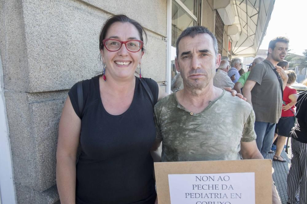 Más de un centenar de vecinos de Coruxo se echaron a la calle para reivindicar el puesto de pediatra // Cristina Graña