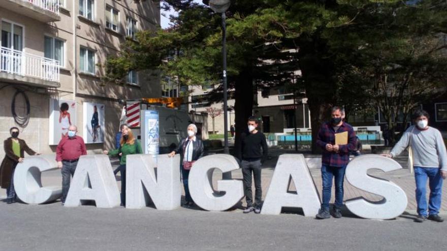 María Armesto, Alfonso Marcos, Casilda Alfaro, Olga Sotelo, Salvador del Río y Afonso Becerra, hoy ante las letras de Cangas, frente al Concello.