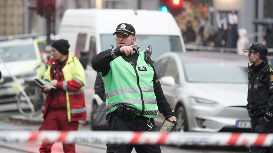 Un policia controla l&#039;accés al lloc d&#039;Oslo on han tingut lloc els fets