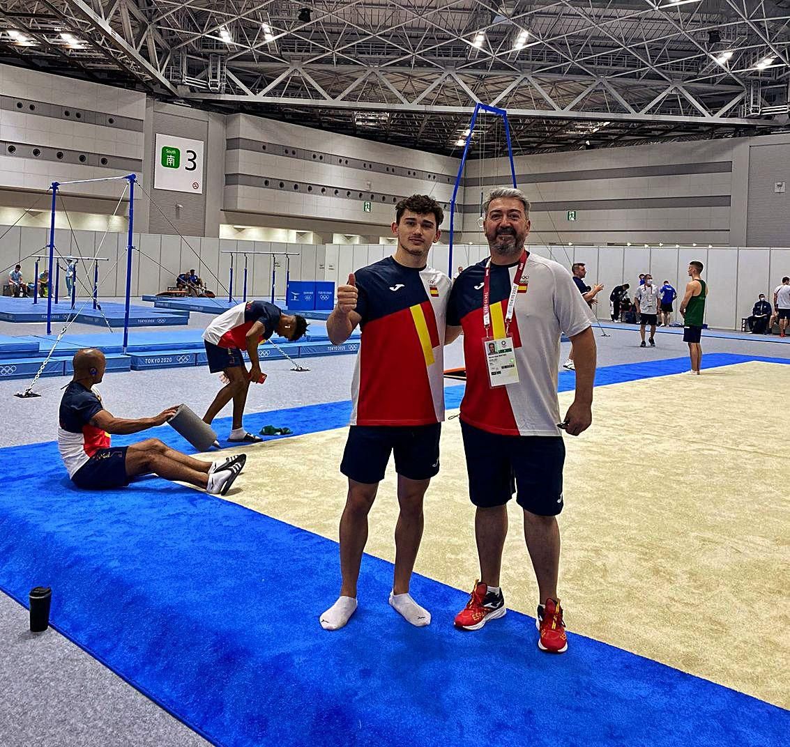 El gimnasta Nicolau Mir posa con su entrenador Manuel Martínez en Japón. 