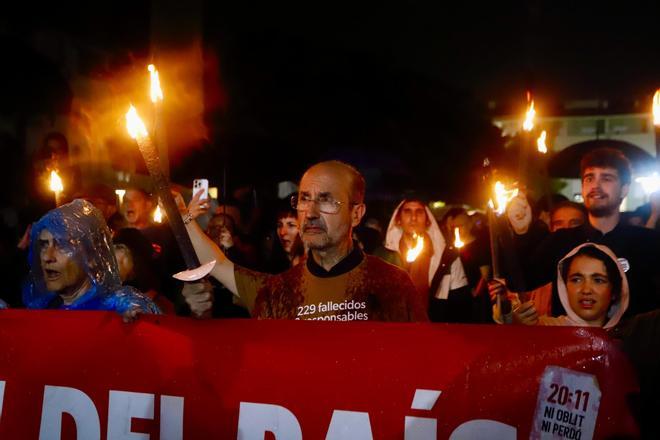 Una marcha con antorchas recorre los pueblos de l'Horta Sud entre gritos contra Mazón