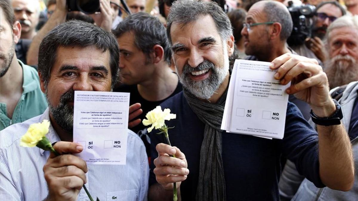 El presidente de la Asamblea Nacional Catalana (ANC), Jordi Sanchez, y el d Òmnium Cultural, Jordi Cuixart, muestran papeletas del referendum del 1-O en Barcelona.