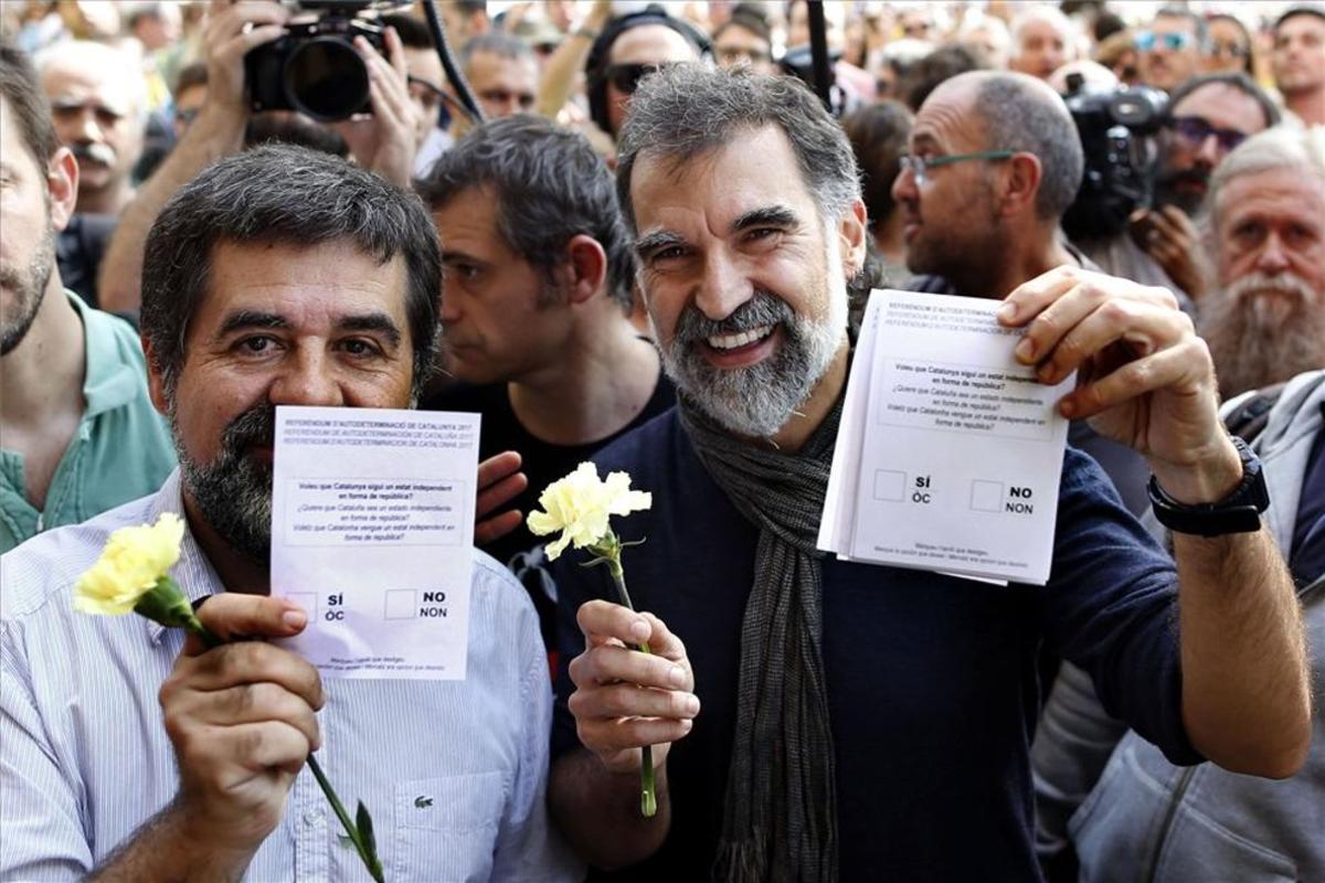 El presidente de la Asamblea Nacional Catalana (ANC), Jordi Sanchez, y el d Òmnium Cultural, Jordi Cuixart, muestran papeletas del referendum del 1-O en Barcelona.