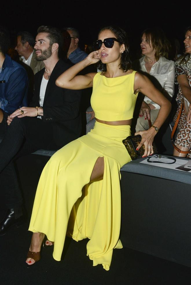 Hiba Abouk con look en color amarillo