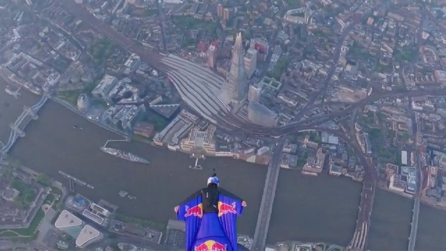 Espectacular i històric vol amb vestits d'ales entremig del pont de la Torre de Londres