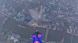 Increïble: passa volant pel mig del Pont de la Torre de Londres!