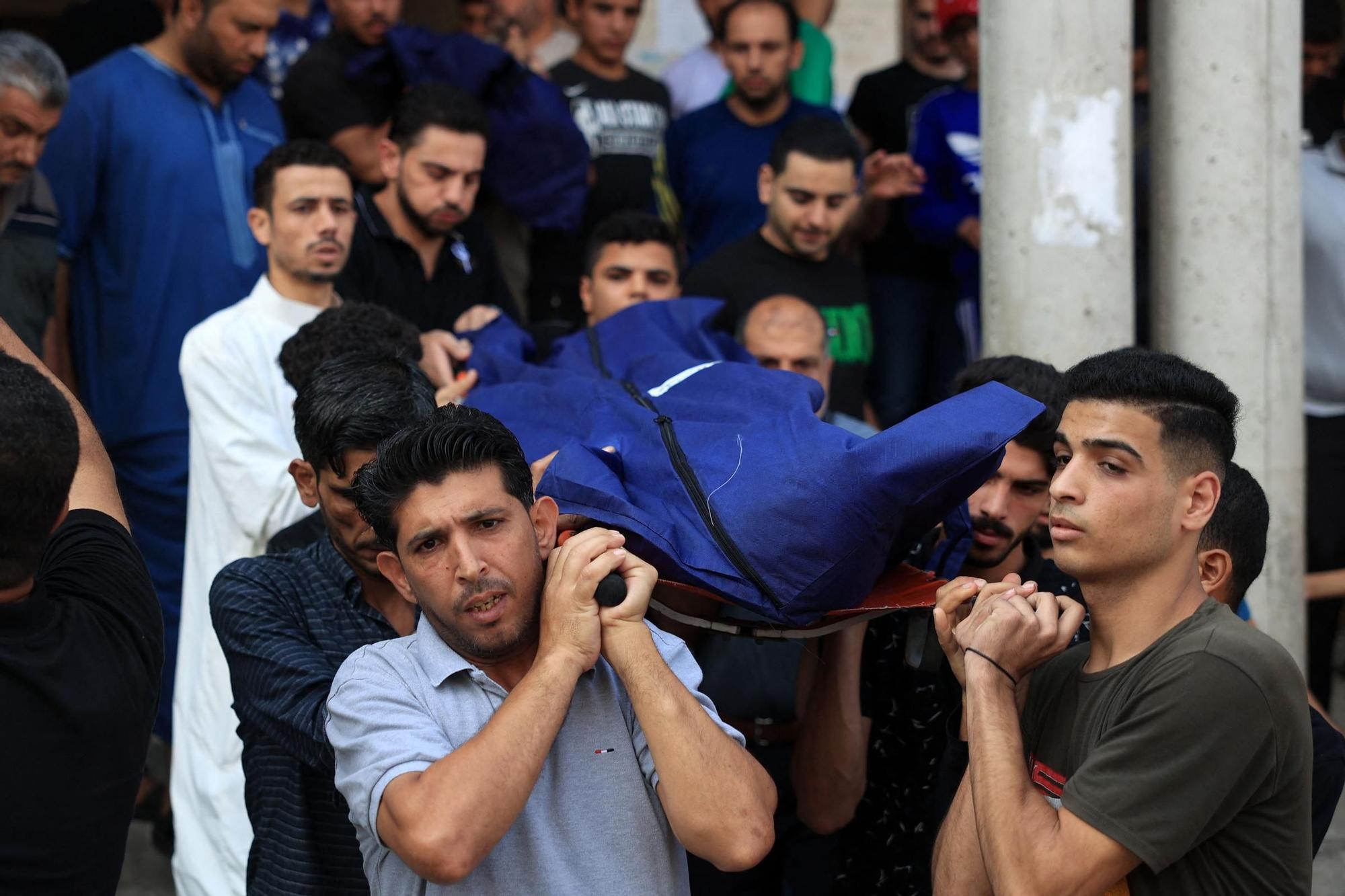 Funeral por miembros de la familia Abu Quta family y sus vecinos, muertos tras ataques con misiles de Israel en la ciudad palestina de Rafah, en la Franja de Gaza.