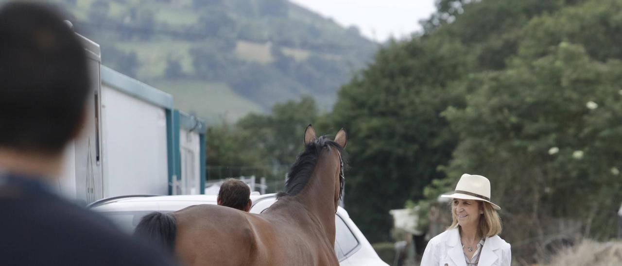 La Infanta Elena participa en Asturias en un concurso hípico.