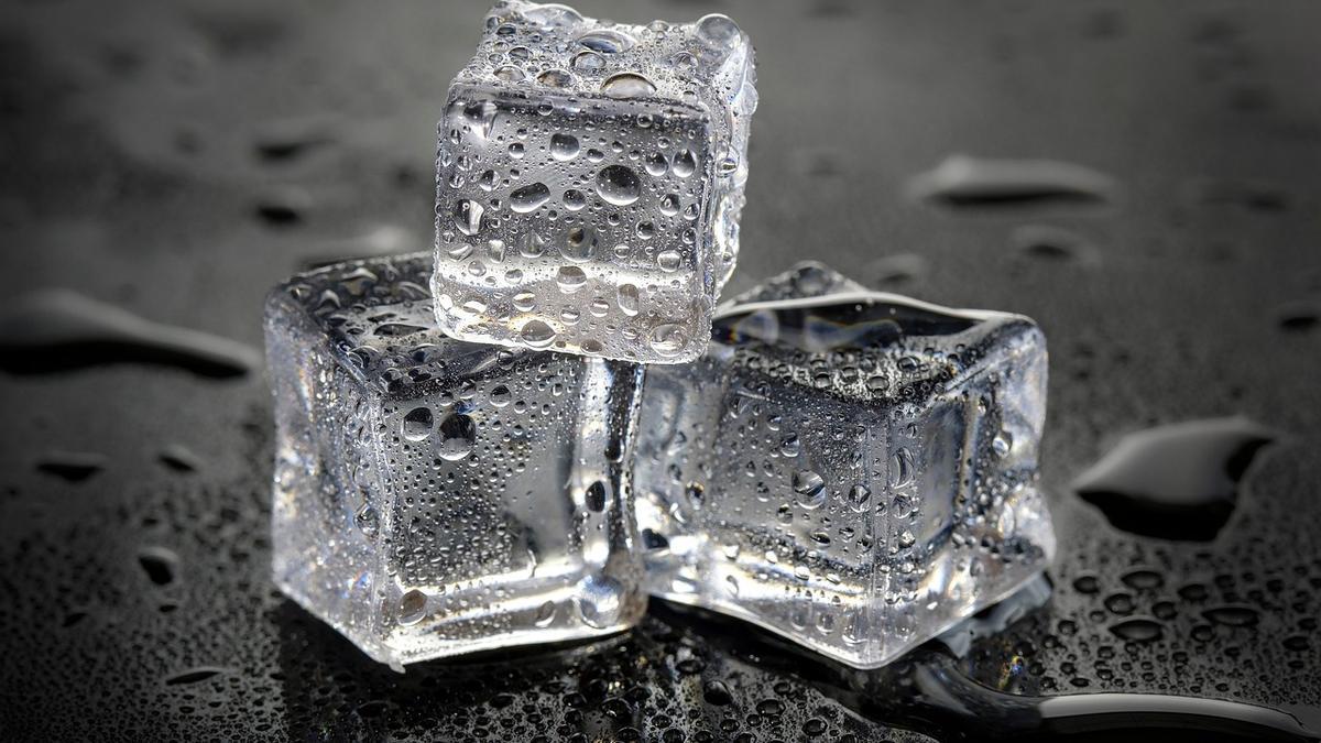 Cubos de hielo puestos encima de una superficie