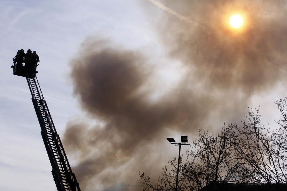 Incendi d''una nau a Sant Feliu de Guíxols prop de la sala Las Vegas.