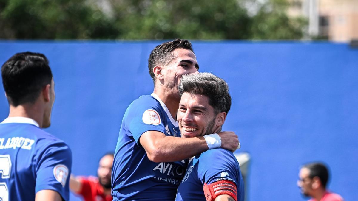 Los jugadores del San Fernando celebran el tanto de Stephane