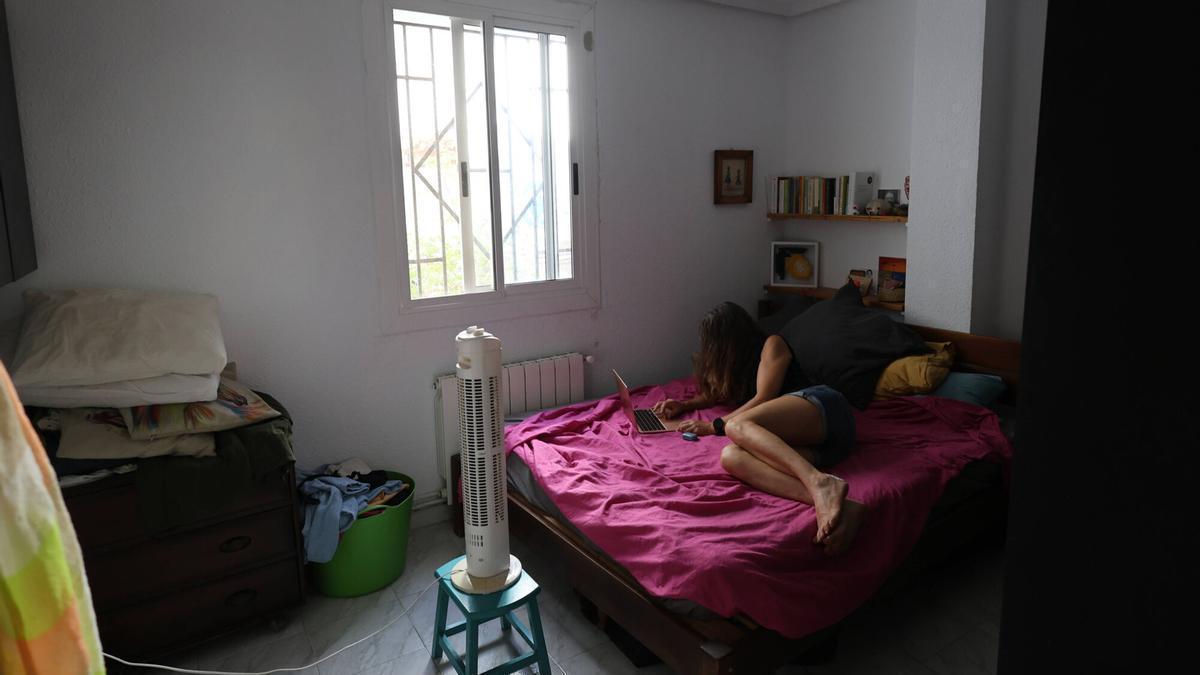 Sobrevivir en una habitación sin aire acondicionado y solo con un ventilador