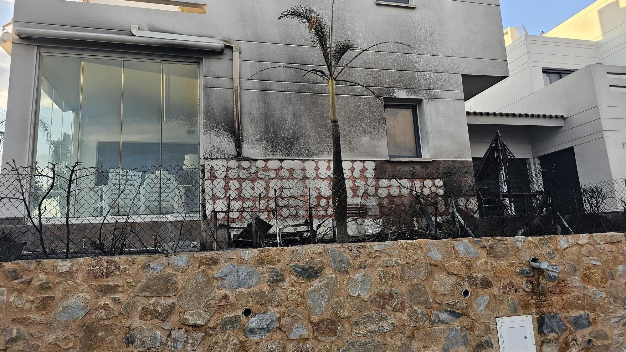Las llamas del incendio en Orihuela Costa