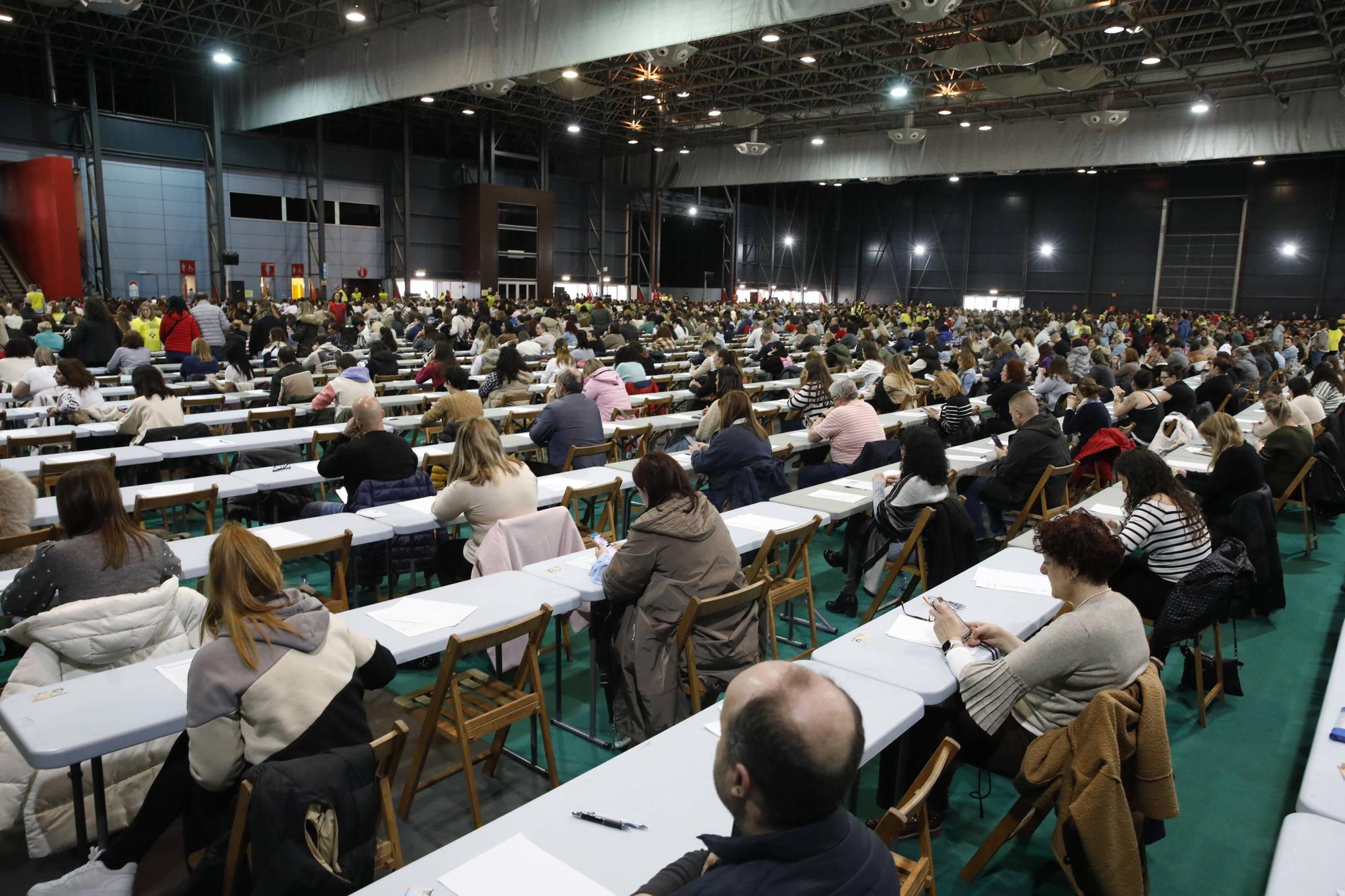 Miles de personas participan en la macrooposición de la sanidad pública asturiana.