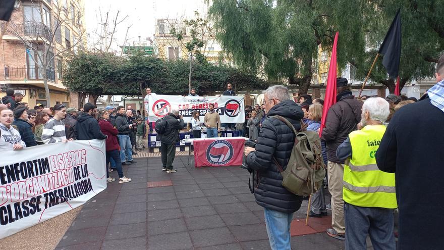 Cientos de personas protestan contra las agresiones en La Cosa Nostra