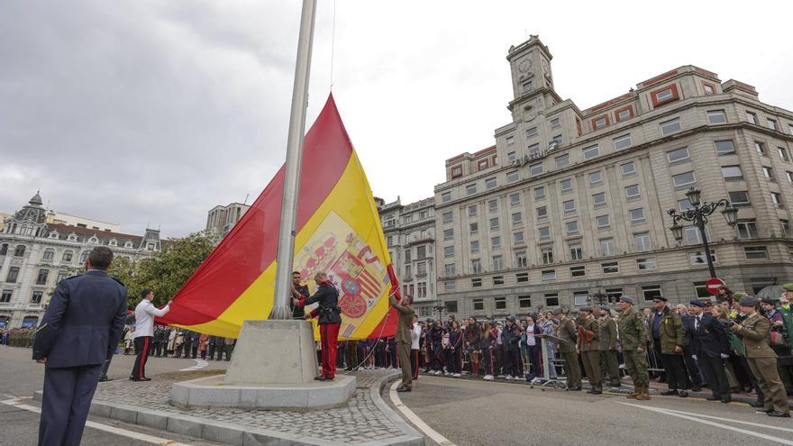 Así fue el multitudinario izado de bandera de Oviedo: &quot;Queremos compartir lo que hacemos diariamente&quot;