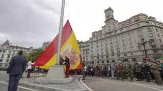 Multitudinario abrazo de Oviedo al Ejército en el inicio del Día de las Fuerzas Armadas