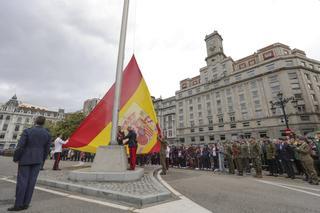 Así fue el multitudinario izado de bandera de Oviedo: "Queremos compartir lo que hacemos diariamente"