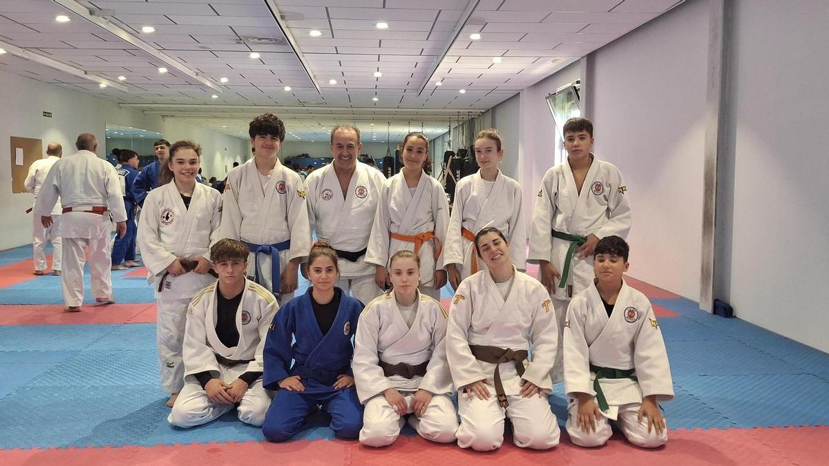 Los judokas del Judo Club Morales posan para las cámaras.