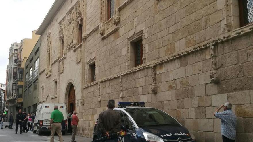 Los detenidos, entrando a los juzgados.