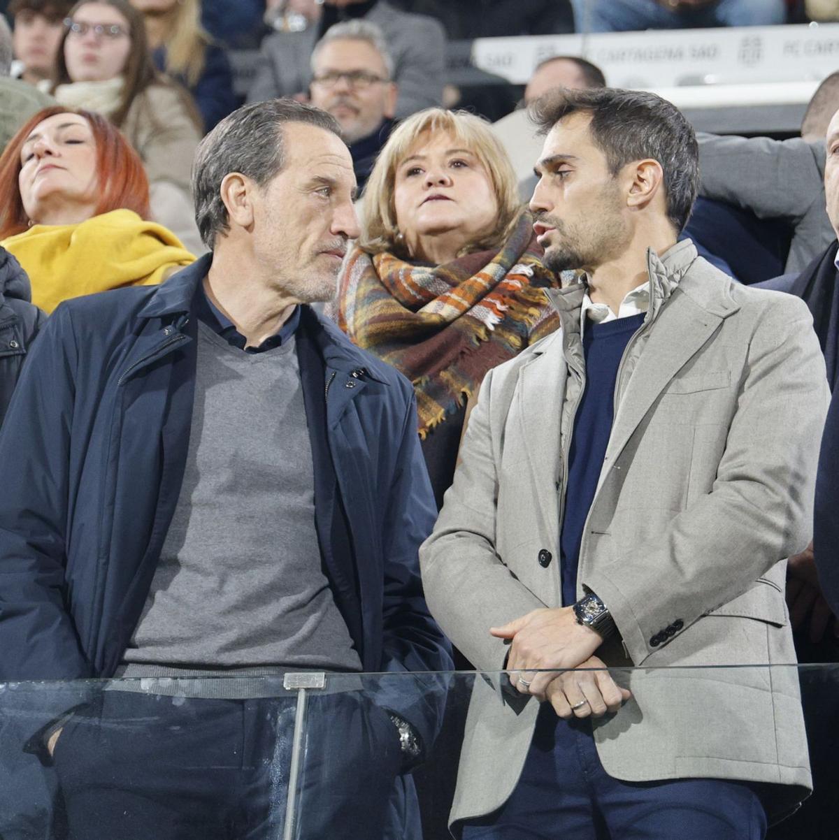 Alejandro Arribas habla con Voro, del Valencia, en el partido de Copa del Rey de la pasada semana. | IVÁN URQUÍZAR