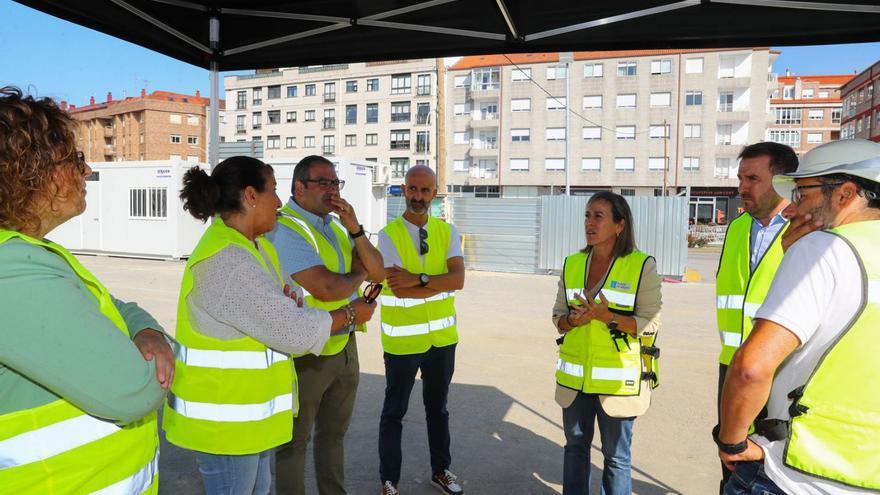 Una visita de Ehtel Vázquez a Vilagarcía, en presencia de miembros del gobierno local. |   //  IÑAKI ABELLA