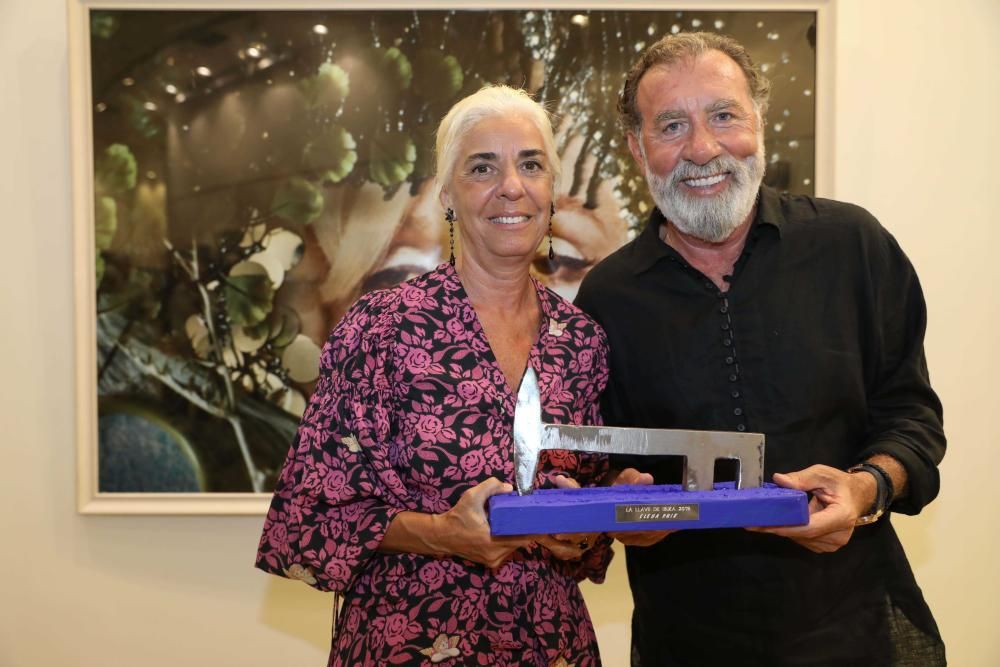 Elena Ruiz y Pino Sagliocco con la escultura del premio