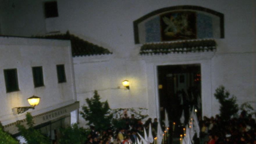 Salida de la hermandad de Santa Marta en 1986.